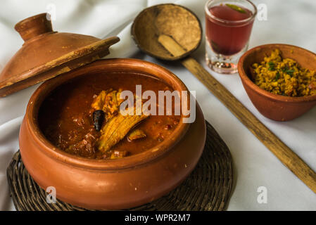Frutti di mare di Goan curry servita tradizionalmente con succo kokum e gamberetti Foto Stock