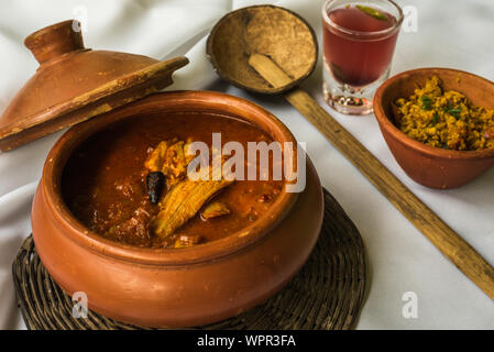 Frutti di mare di Goan curry servita tradizionalmente con succo kokum e gamberetti Foto Stock
