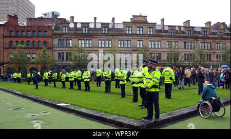 Gli ufficiali di polizia distribuito a una dimostrazione in Cattedrale Gardens nel centro di Manchester, Regno Unito Foto Stock