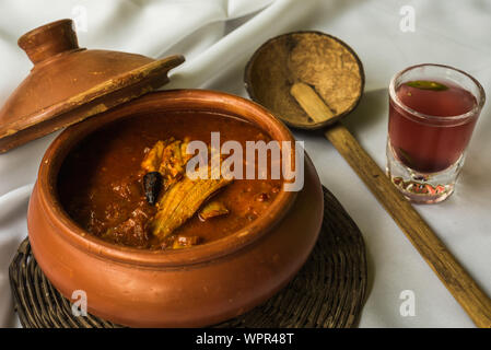 Frutti di mare di Goan curry servita tradizionalmente con succo kokum e gamberetti Foto Stock