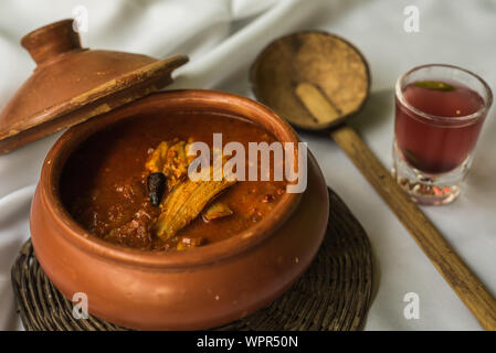 Frutti di mare di Goan curry servita tradizionalmente con succo kokum e gamberetti Foto Stock