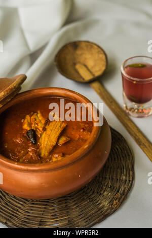 Frutti di mare di Goan curry servita tradizionalmente con succo kokum e gamberetti Foto Stock