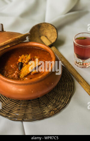 Frutti di mare di Goan curry servita tradizionalmente con succo kokum e gamberetti Foto Stock