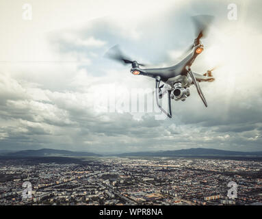 Il fuco è volare sopra la città. Foto Stock