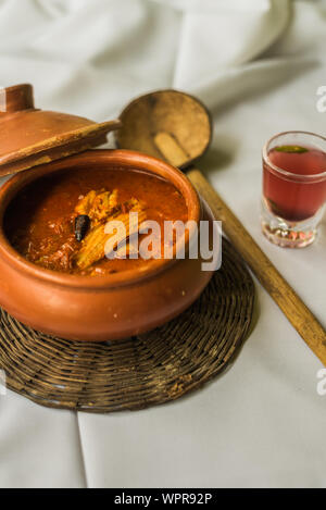 Frutti di mare di Goan curry servita tradizionalmente con succo kokum e gamberetti Foto Stock