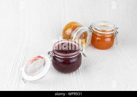 Composizione di vasi pieni di deliziosi dolci marmellata, sano marmellata di frutta Foto Stock