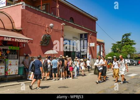 Pompei, vicino napoli, Italia - Agosto 2019: gruppo di visitatori di lasciare l'ingresso della stazione di Pompei Scavi per visitare le rovine storiche Foto Stock