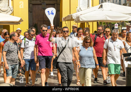 SORRENTO, ITALIA - Agosto 2019: Tour guida tenendo in mano un cartello numerato leader di un partito tour di passeggeri delle navi da crociera per un tour a piedi di Sorrento Foto Stock