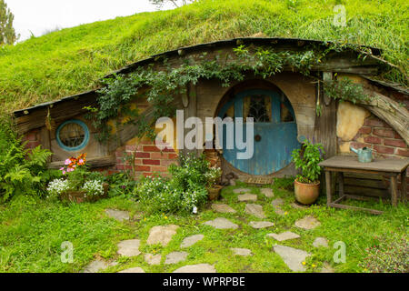 2017, 2 maggio, Nuova Zelanda, Matamata, Hobbiton movie set - sportello anteriore del foro, Hobbit house Foto Stock