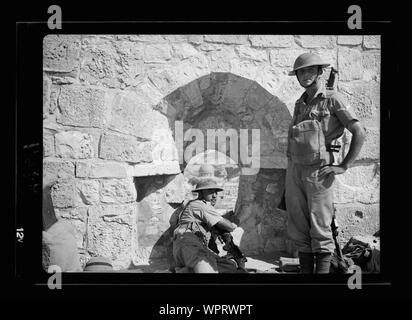 Fucile puntato . scopi, ecc affacciato sulla città verso est attraverso l'apertura nella parete dal tetto della torre di Davide, Cupola della Roccia visibile in distanza Foto Stock