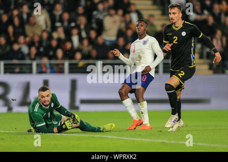 KCOM Stadium, Hull, Inghilterra; Europei Under 21 Championship qualifiche ;, UK. 9 Sep, 2019. U21 vs Kosovo U21 Eddie Nketiah (9) d'Inghilterra U21 guarda il suo colpo al traguardo andare ampio credito: David ciccioli/News immagini English Football League immagini sono soggette a licenza DataCo Credito: News immagini /Alamy Live News Foto Stock