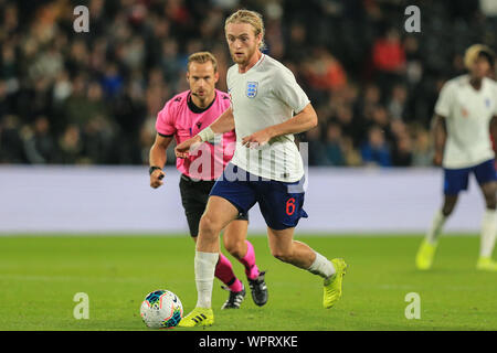 KCOM Stadium, Hull, Inghilterra; Europei Under 21 Championship qualifiche ;, UK. 9 Sep, 2019. U21 vs Kosovo U21 Tom Davies (6) d'Inghilterra U21 corre con la palla Credito: David ciccioli/News immagini English Football League immagini sono soggette a licenza DataCo Credito: News immagini /Alamy Live News Foto Stock