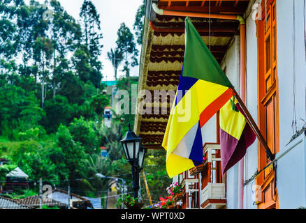 Vista sulla bandiera colombiana nella vecchia città della Colombia Foto Stock