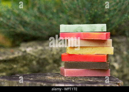 Eco-friendly set di saponi biologici sullo sfondo naturale. Copia dello spazio. Rifiuti Zero concetto, plastica-free, eco-friendly shopping, vegan Foto Stock