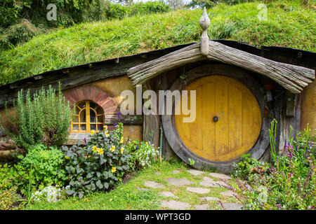 2017, 2 maggio, Nuova Zelanda, Matamata, Hobbiton movie set - sportello anteriore del foro, Hobbit house Foto Stock