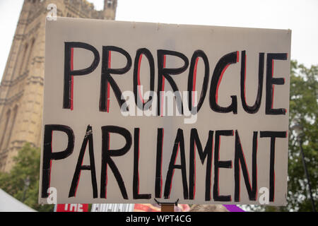 Londra, Regno Unito. Il 9 settembre, 2019. Scheda grande 'prorogue parlamento", eseguito da un pro-Brexit sostenitore ad una dimostrazione vicino College Green, di fronte al palazzo del parlamento di Londra. Credito: Joe Kuis / Alamy News Foto Stock