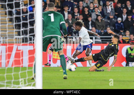 KCOM Stadium, Hull, Inghilterra; Europei Under 21 Championship qualifiche ;, UK. 9 Sep, 2019. U21 vs Kosovo U21 Trevoh Chalobah (4) d'Inghilterra U21 attraversa la sfera Credito: David ciccioli/News immagini English Football League immagini sono soggette a licenza DataCo Credito: News immagini /Alamy Live News Foto Stock