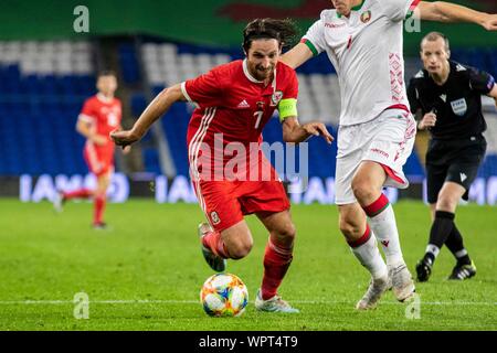 Joe Allen del Galles in azione contro la Bielorussia. Il Galles v Bielorussia sfida internazionale corrisponde al Cardiff City Stadium. Lewis Mitchell/YCPD. Foto Stock