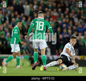 9 settembre 2019; Windsor Park, Belfast, Contea di Antrim, Irlanda del Nord; Campionati Europei 2020, qualificatore Irlanda del Nord contro la Germania; Jonathan Tah di Germania vince la scivolata contro Gavin Whyte dell Irlanda del Nord - solo uso editoriale. Foto Stock