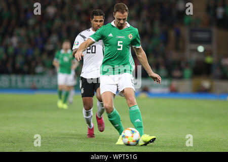 9 settembre 2019; Windsor Park, Belfast, Contea di Antrim, Irlanda del Nord; Campionati Europei 2020, qualificatore Irlanda del Nord contro la Germania; Steven Davis dell Irlanda del Nord e la Germania Toni Kroos competere per la palla - solo uso editoriale. Foto Stock