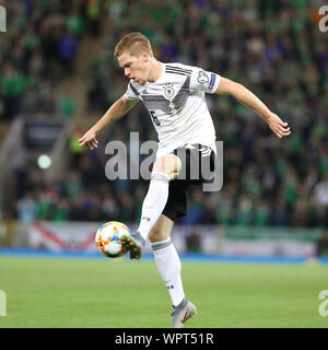 9 settembre 2019; Windsor Park, Belfast, Contea di Antrim, Irlanda del Nord; Campionati Europei 2020, qualificatore Irlanda del Nord contro la Germania; la Germania Marcel Halstenberg controlla la sfera - solo uso editoriale. Foto Stock