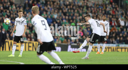 9 settembre 2019; Windsor Park, Belfast, Contea di Antrim, Irlanda del Nord; Campionati Europei 2020, qualificatore Irlanda del Nord contro la Germania; Niklas Stark di Germania spara contro Irlanda del Nord - solo uso editoriale. Foto Stock