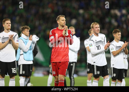 9 settembre 2019; Windsor Park, Belfast, Contea di Antrim, Irlanda del Nord; Campionati Europei 2020, qualificatore Irlanda del Nord contro la Germania; i giocatori tedeschi di applaudire il loro viaggio sostenitori - solo uso editoriale. Foto Stock