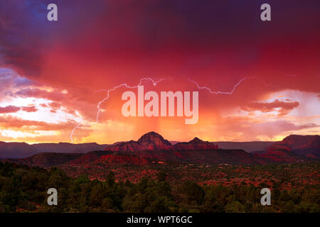 Sedona, Arizona rocce rosse al tramonto con un fulmine sopra Thunder Mountain Foto Stock