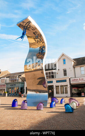 L'onda di un acciaio inossidabile scultura di un onda di rottura in St Johns Square Blackpool Lancashire Inghilterra un diving figura è sulla parte superiore della forma d'onda Foto Stock