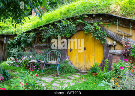 2017, 2 maggio, Nuova Zelanda, Matamata, Hobbiton movie set - sportello anteriore del foro, Hobbit house Foto Stock