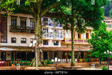 Vista su colorati edifici coloniali a piazza centrale del villaggio di Jerico in Colombia Foto Stock