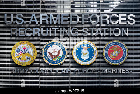 Le forze armate degli Stati Uniti hanno segni di assunzione e gli emblemi, Times Square, New York, Stati Uniti d'America Foto Stock