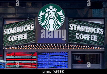 Ingresso di Starbucks ed emblema, Times Square, New York, Stati Uniti d'America Foto Stock
