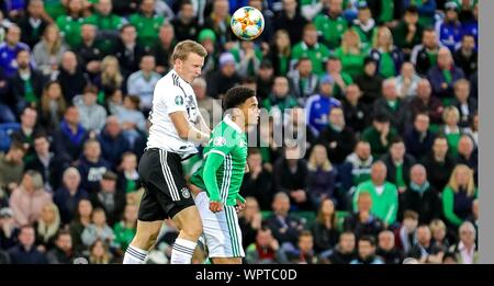 Belfast, Grossbritannien. 09Sep, 2019. firo: 09.09.2019 Calcio: Soccer EURO Euro Qualifica: Irlanda del Nord - Germania duelli, Germania defender Lukas Klostermann (13) e l'Irlanda del Nord defender Jamal Lewis (3) | utilizzo del credito in tutto il mondo: dpa/Alamy Live News Foto Stock