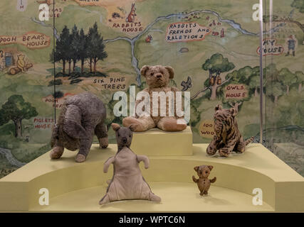 Originale di Winnie the Pooh caratteri nel caso di visualizzazione, New York Public Library, Manhattan, New York, Stati Uniti d'America Foto Stock