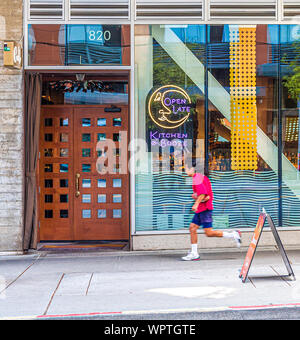 Runner passato una scritta al neon dicendo bar è aperto Foto Stock