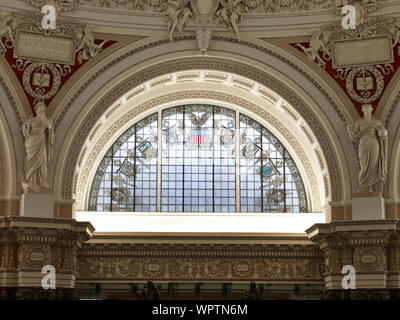 Sala di lettura principale. Semi-circolare vetrata di alcova da H.T. Schladermundt con le statue della Religione e della scienza su entrambi i lati. La Biblioteca del Congresso Thomas Jefferson Building, Washington D.C. Foto Stock