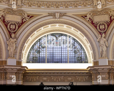 Sala di lettura principale. Semi-circolare vetrata di alcova da H.T. Schladermundt con statue di arte e di storia su entrambi i lati. La Biblioteca del Congresso Thomas Jefferson Building, Washington D.C. Foto Stock