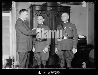 Il Mag. Gen. John L. Hines, vice capo di Stato Maggiore, oggi decorate Col. Perry L. miglia, fanteria, con la traversa di servizio distinto Foto Stock