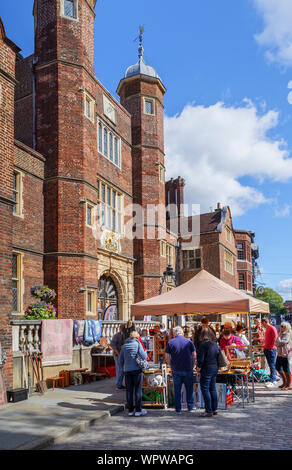 Guildford Antique & Brocante Street Market in stallo dall'iconico Abbot's Hospital almshouse in High Street, centro di Guildford, Surrey, Inghilterra del sud-est Foto Stock