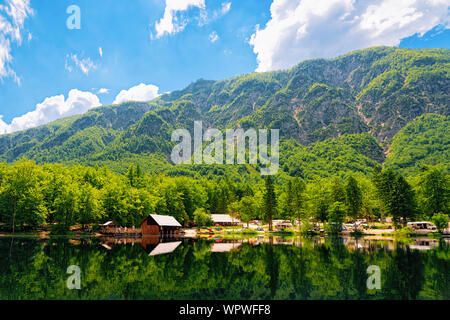 Campeggio di RV Roulotte Rimorchi vicino al lago di Bohinj di Slovenia Foto Stock