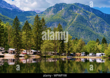 Campeggio di RV Roulotte Rimorchi vicino al lago di Bohinj in Slovenia Foto Stock