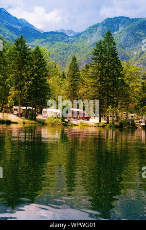 Campeggio di RV Roulotte Rimorchi presso il lago di Bohinj Slovenia Foto Stock