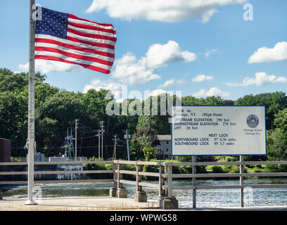 Oswego, New York, Stati Uniti d'America. Il 6 settembre 2019. Serratura 6 della storica Canale Erie in Oswego, New York con la bandiera americana su una bella tarda estate del giorno Foto Stock