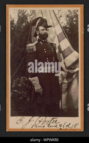 Il Maggiore Generale Fitz-John Porter del xv esercito regolare reggimento di fanteria in uniforme con saber nella parte anteriore di unione bandiera Foto Stock