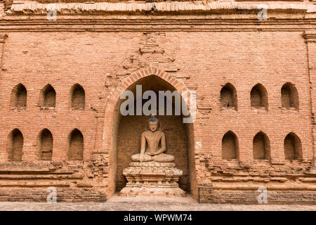 Immagine orizzontale di straordinaria statua del Buddha in rovina del tempio buddista a Bagan parco archeologico in Myanmar Foto Stock