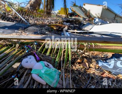 Treasure Cay, ABACO, Bahamas. 9 Sep, 2019. Un bambino la bambola è visto in i detriti nei pressi di condomini nella comunità turistica città di Treature Cay sull Isola di Abaco in Bahamas il lunedì. La zona è stata duramente colpita dal ciclone Dorian. Credito: Robin Loznak/ZUMA filo/Alamy Live News Foto Stock