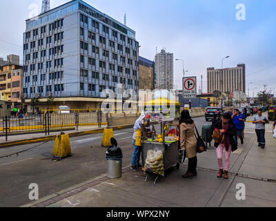 Vecchi edifici coloniali presso il centro storico della capitale peruviana Lima Foto Stock