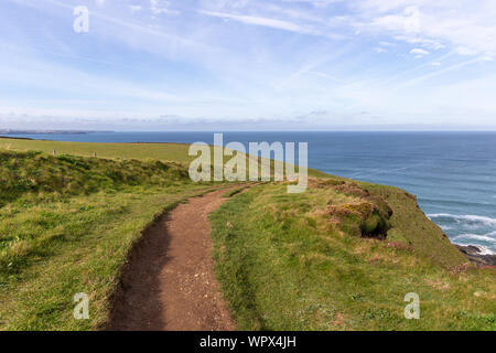 Una vista del paesaggio di Mawgan Porth da South West Coast Path, North Cornwall lungo la costa atlantica vicino a Newquay Foto Stock