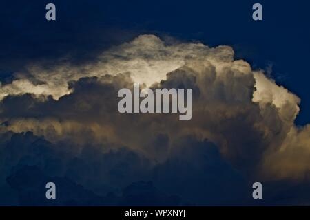 Costruzione di tempesta in luce dal sole al tramonto, Canyon, Texas. Foto Stock